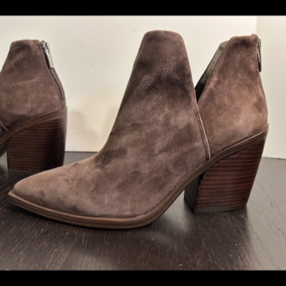 NWOB Vince Camuto Gigietta Suede Back Zip Chelsea Booties Brown Size 9.5 - Picture 7 of 14
